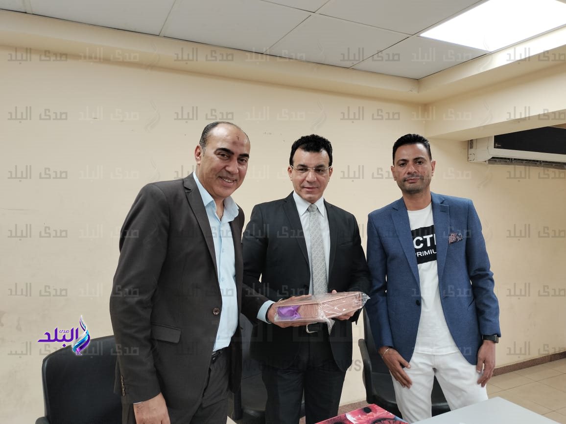 أسرة طلاب من أجل مصر تكرم مدير إدارة رعاية الشباب السابق