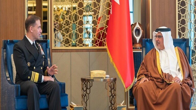 ولي عهد البحرين يلتقي قائد الأسطول الخامس الأمريكي