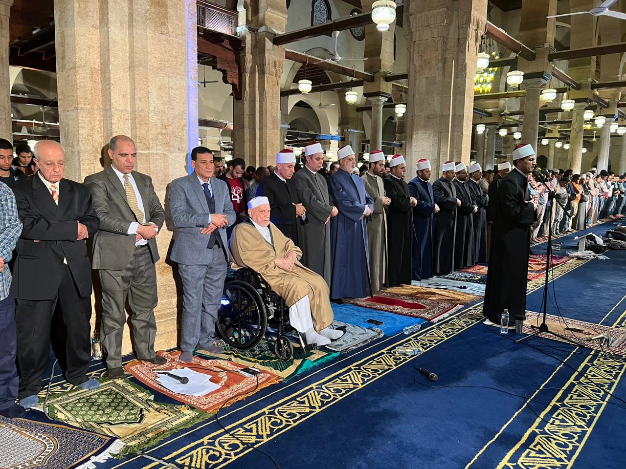 الدكتور أحمد عمر هاشم يصلي علي كرسي متحرك