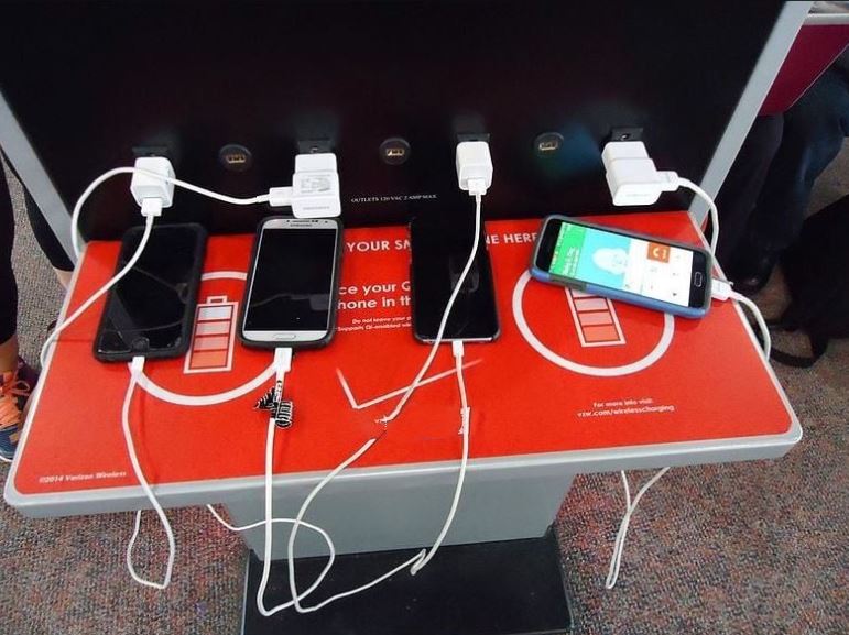 منافذ USB بمحطات الشحن العامة المجانية