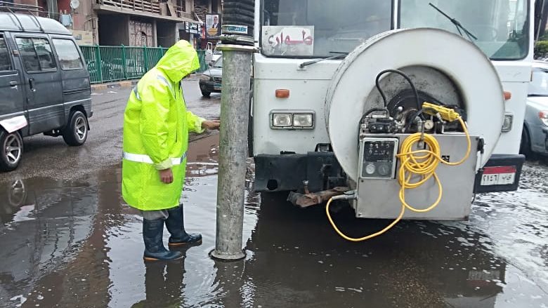 خلال سحب مياه الأمطار