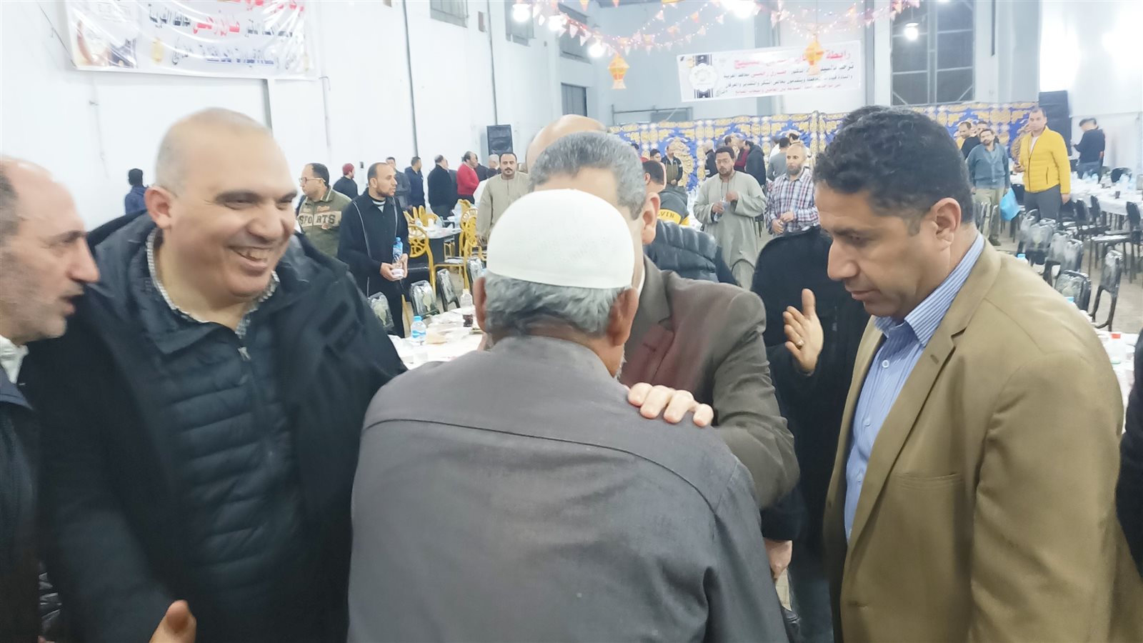 محافظ الغربية يشارك العمال سحور رمضان 