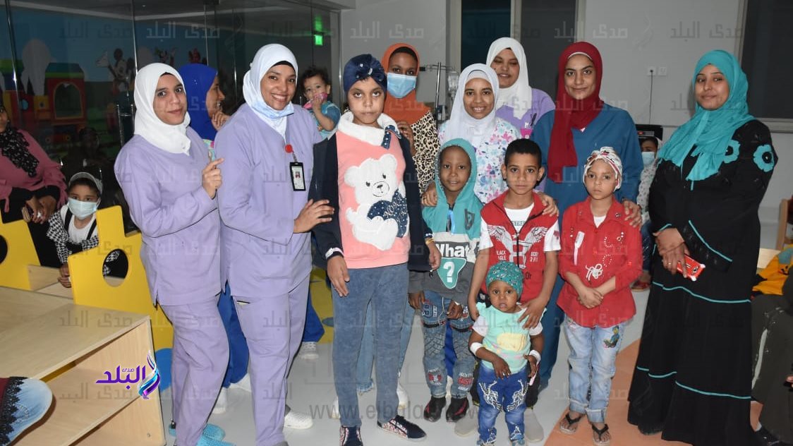 لدعم الاطفال مرضي السرطان.. طفل ينظم حفل لعيد ميلاده بمستشفى
