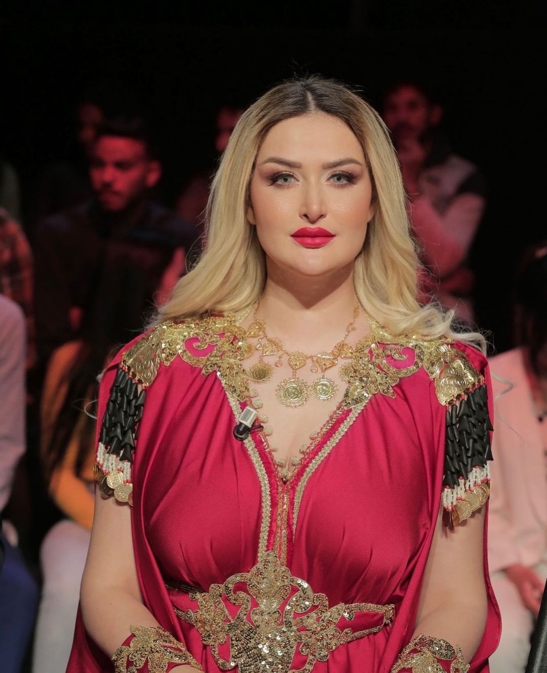 بالأحمر الناري.. رانيا التومي تخطف الأنظار في أحدث ظهور