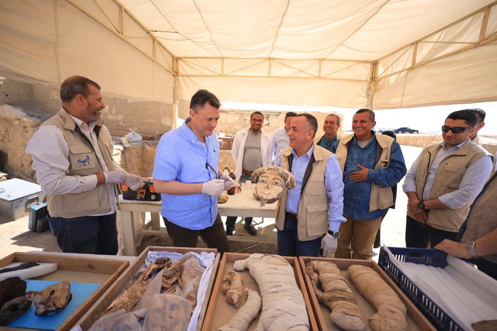 وزير السياحة والآثار 