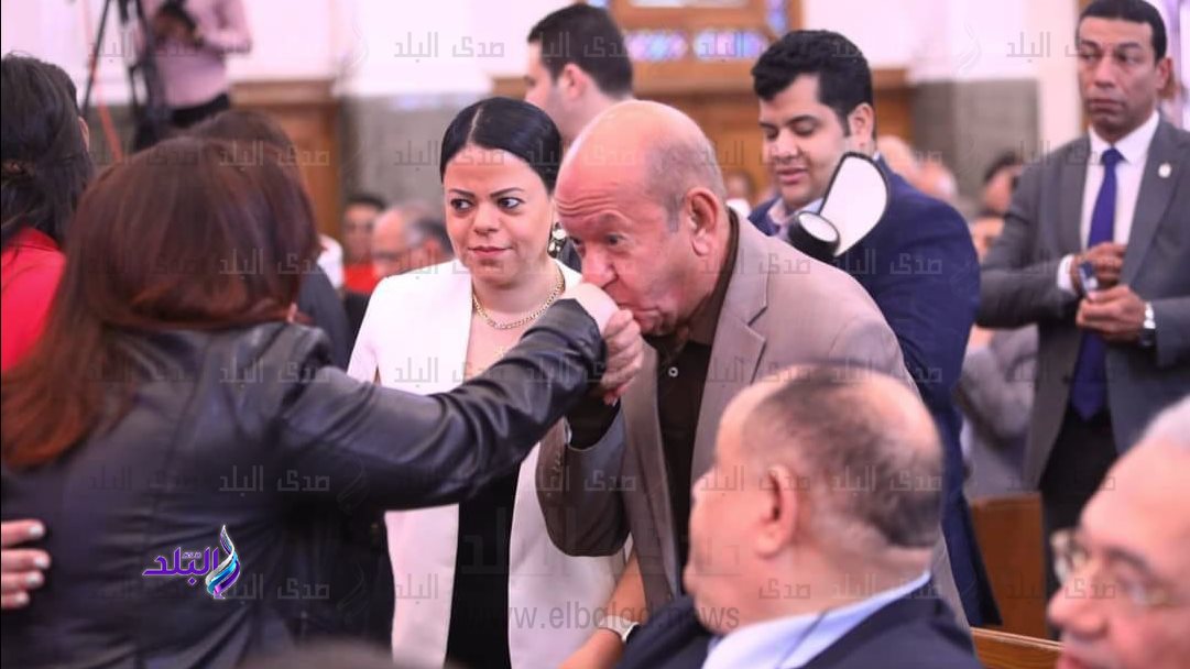لطفي لبيب يقبل يد إلهام شاهين