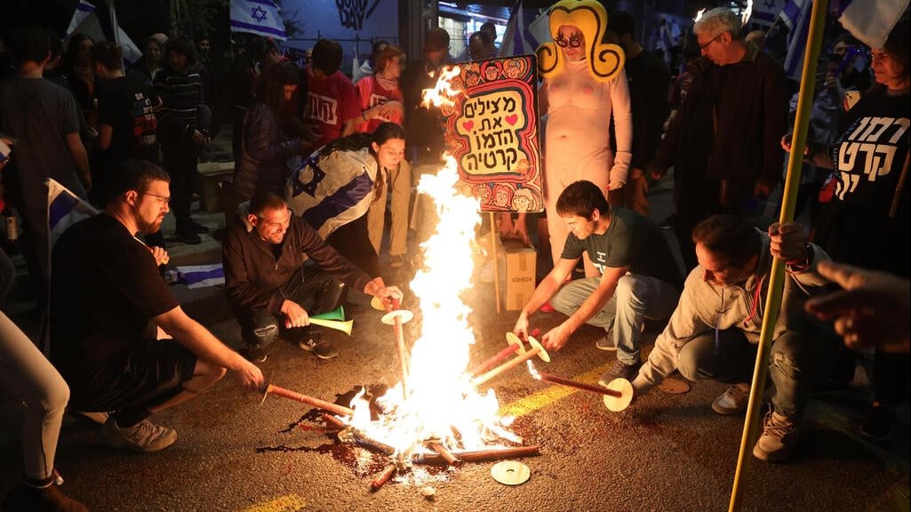 متظاهرين في إسرائيل يشعلون النار 