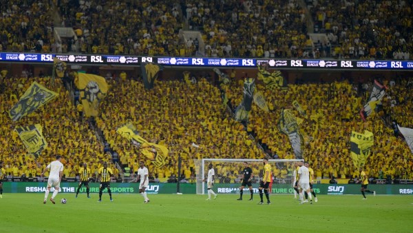 الاتحاد يحسم قمة الدوري السعودي بالفوز على النصر 2-1