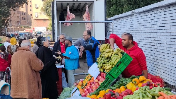 سلع ومواد غذائية بأسعار أقل.. توافد كبير للمواطنين على سوق اليوم الواحد بإمبابة