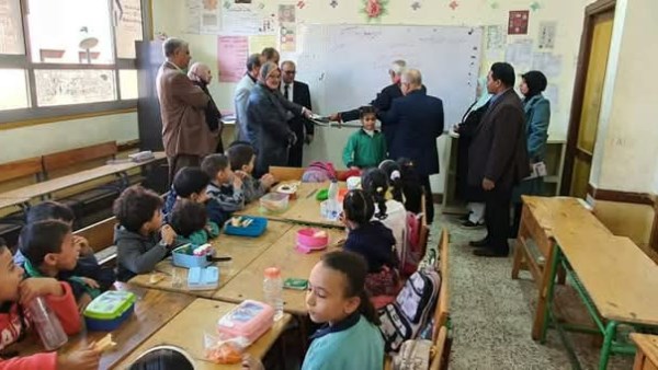 لجنة من وزارة التعليم تتابع سير الدراسة 