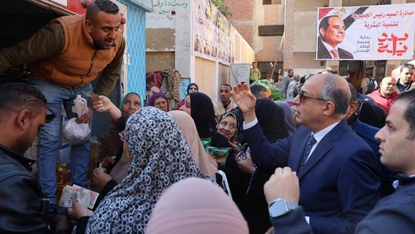 محافظ المنيا يتفقد سوق اليوم الواحد بمنطقة أبو هلال 