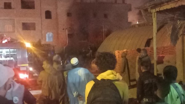 الصور الأولى للسيطرة على حريق اندلاع حريق بعمارة فى اسوان