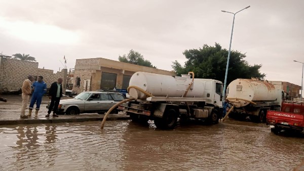 رفع تجمعات الامطار بمطروح 