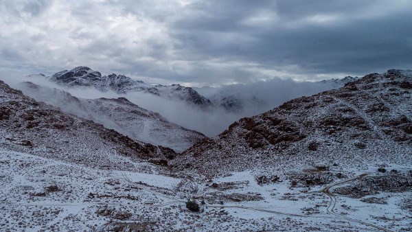 الثلوج تغطي المرتفعات