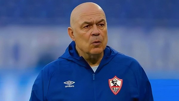 السويسري كريستيان جروس المدير الفني للفريق الأول لكرة القدم بنادي الزمالك