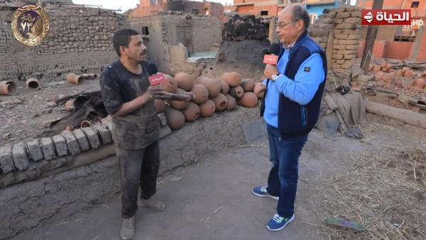 أحد صناع الفخار بقرية جريس: من يوم ما اتولدت وأنا شغال في الفخار