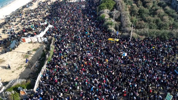 الفلسطينيون أثناء العودة لمنازلهم بقطاع غزة 