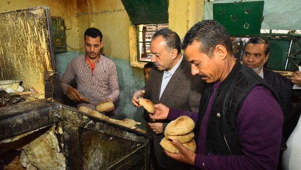 محافظ أسيوط يتفقد مخبز بلدي 