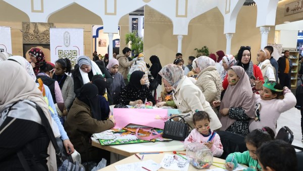 "يوم في حب الوطن" و"إبداعات الطلاب الوافدين" تجذب زوار جناح الأزهر في ثاني أيام معرض الكتاب