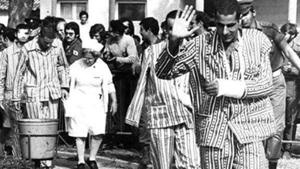 أسرى إسرائيليين في بيجامات الكستور 