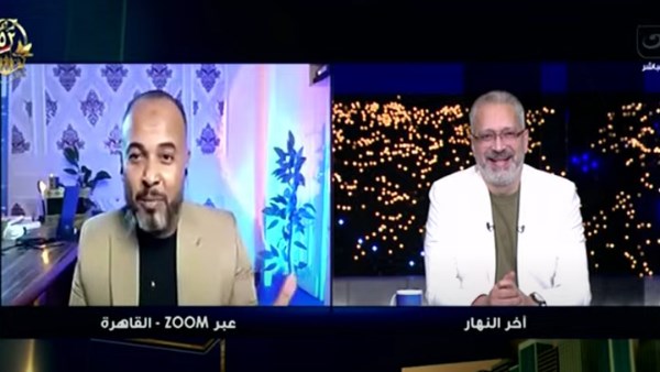 شاعر يلقي قصيدة على الهواء بمناسبة نصر أكتوبر