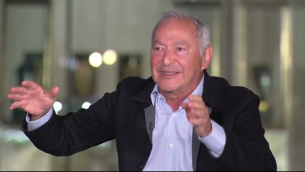 سميح ساويرس: أسماء ولادنا لازم تكون من جوة العيلة.. وممنوع استخدام أسماء من خارجها