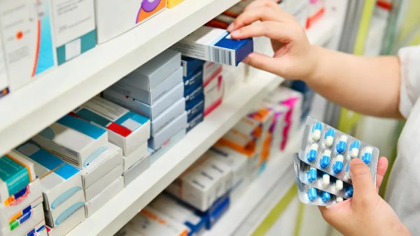 هل يمكن تخفيض أسعار الأدوية قريبا؟.. رد حاسم من رئيس الهيئة