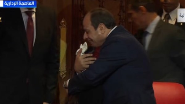 في لفتة إنسانية.. الرئيس السيسي يحتضن طفلة فلسطينية طلبت لقاءه ويقبل رأسها في لفتة إنسانية.. الرئيس السيسي يحتضن طفلة فلسطينية طلبت لقاءه ويقبل رأسها