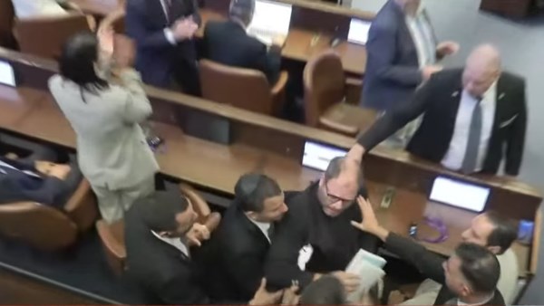 قاطعا ترامب.. طرد عضوي الكنيست أيمن عودة وعوفر كاسيف من قاعة الكنيست