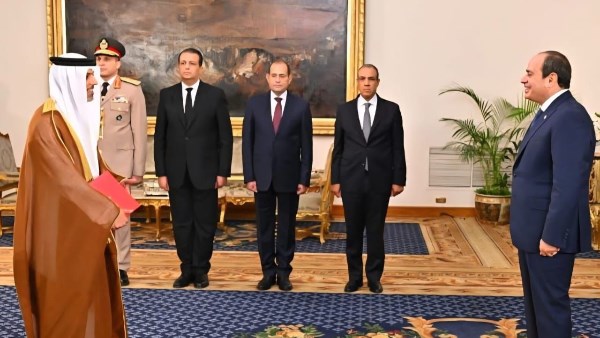 سفير الإمارات يقدم أوراق اعتماده إلى الرئيس المصري سفير الإمارات يقدم أوراق اعتماده إلى الرئيس المصري