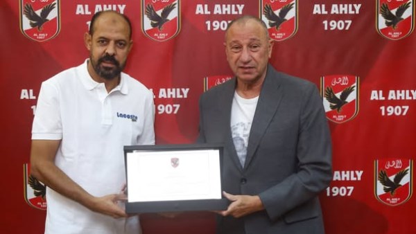 الخطيب خلال تكريمه عماد النحاس