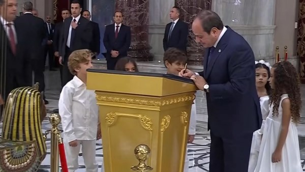 الرئيس السيسي يسجل توقيعا على  الرئيس السيسي يسجل توقيعا على