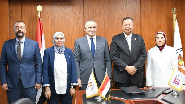 جانب من توقيع البرتوكول 