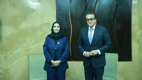 وزير الصحة يلتقي نظيرته البحرينية 