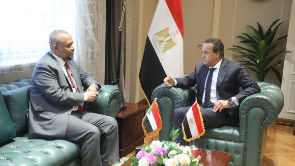 وزير الصحة يبحث مع نظيره السوداني تعزيز التعاون الطبي ودعم الشعب الشقيق