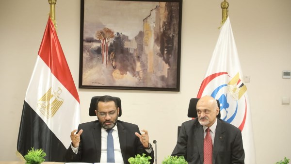 جانب من توقيع البروتوكول 