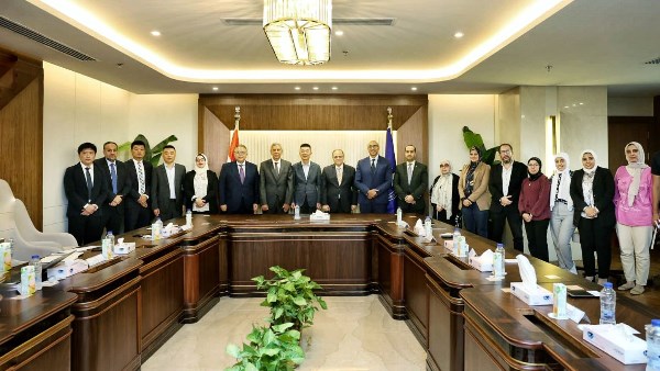 رئيس هيئة الدواء والوفد الصيني  رئيس هيئة الدواء والوفد الصيني
