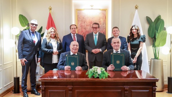 النائب محمد أبو العينين وكيل مجلس النواب خلال توقيع الاتفاقية 