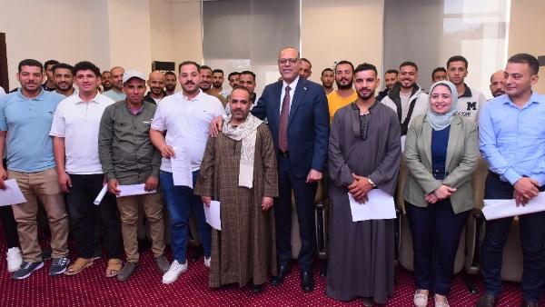 وزير العمل وسط أصحاب العقود