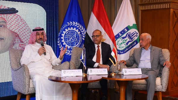 جانب من الندوة جانب من الندوة