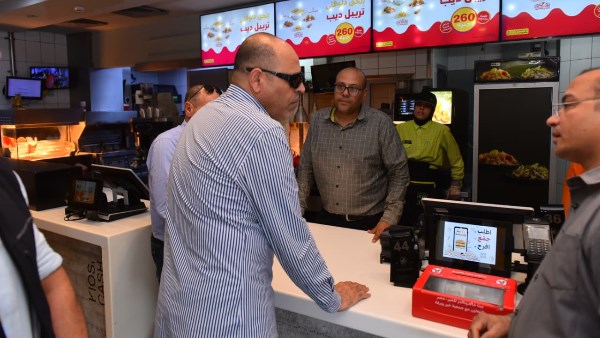 وزير العمل خلال جولاته وزير العمل خلال جولاته