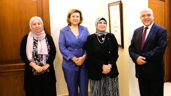 الدكتورة كوثر محمود نقيب عام التمريض خلال زيارتها للأردن 