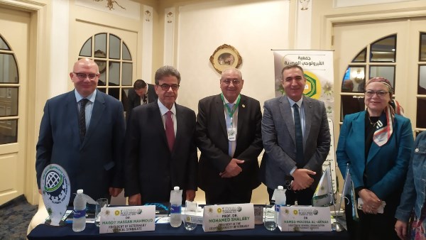 نقيب البيطريين مجدي حسن وسط عدد من الأطباء 