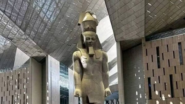 تمثال رمسيس داخل المتحف المصري الكبير 