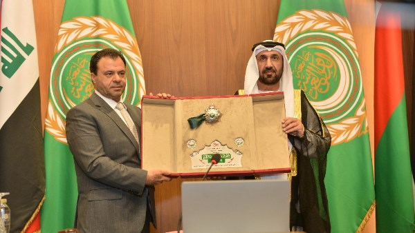 لحظة منح محمد أديب حسن حجازي وسام رواد التنمية  لحظة منح محمد أديب حسن حجازي وسام رواد التنمية