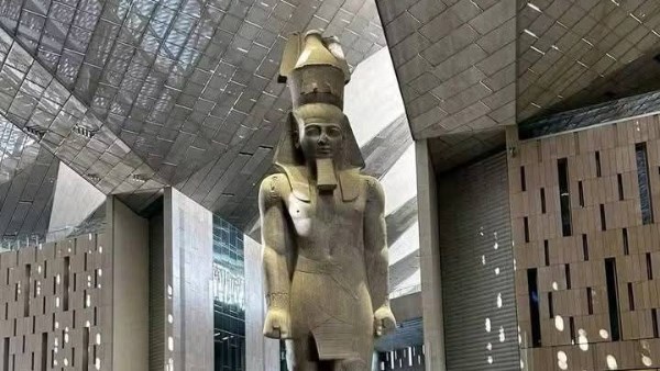 تمثال رمسيس داخل المتحف المصري الكبير  تمثال رمسيس داخل المتحف المصري الكبير