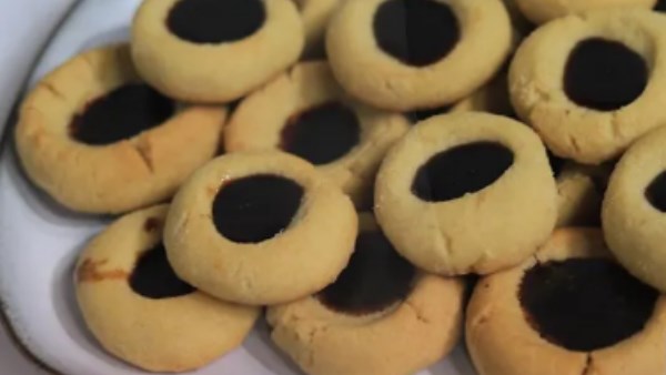طريقة عمل كوكيز الطحينة المحشي بالعسل الأسود