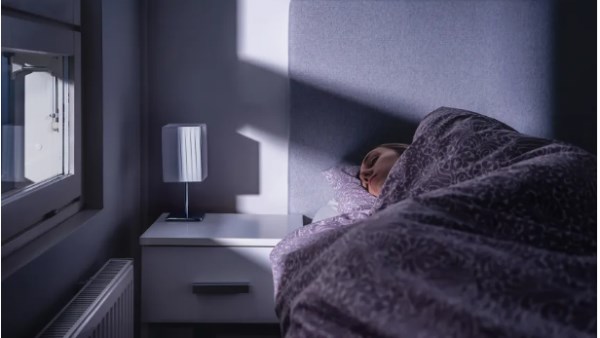 ضوء الهاتف أو التلفاز ليلا قد يدمر القلب