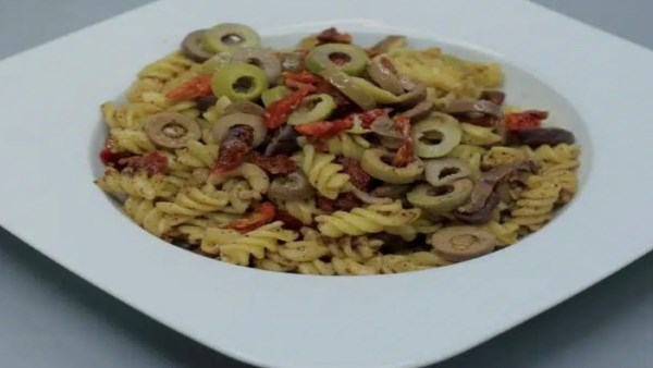 مكرونة بالزبدة والزيتون مكرونة بالزبدة والزيتون