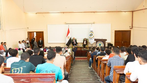 رئيس جامعة دمنهور ومحافظ البحيرة يشهدان حفل استقبال الطلاب الجدد بجامعة دمنهور الأهلية